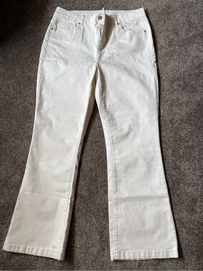 CHARLIE B Cream Color Flare Jeans